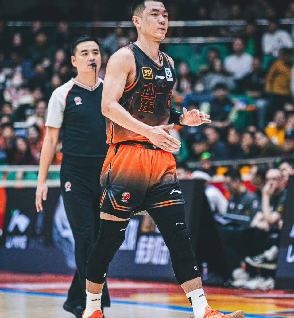 包含山东男篮集结日更衣室发声；志在欧联名次提升；底气十足；身体对抗强度拉满的词条